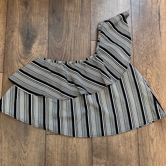 Glam LA asymmetrical black and white crop top - Picture 1 of 7